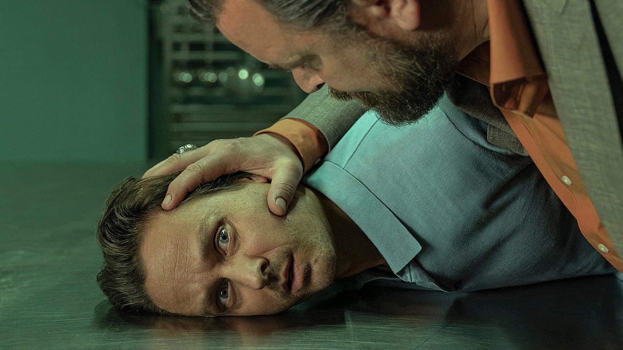 Ma 100% na Rotten Tomatoes i dziś wraca na Netflix z 2. sezonem. 8-odcinkowa kontynuacja „satysfakcjonującej” kryminalnej serii idealna na maraton, źródło grafiki: Murder mindfully,  Doron Wisotzky, Netflix, 2024.