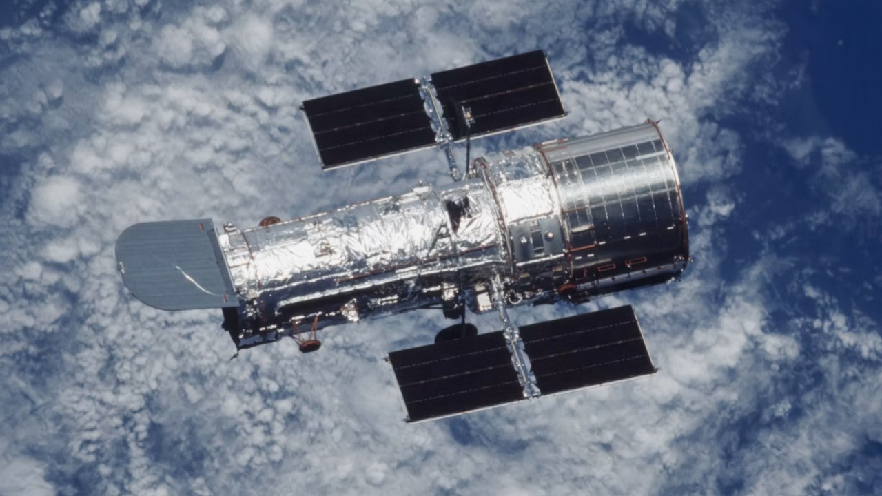 Zaczyna się wyścig z czasem. Kosmiczny teleskop Hubble'a traci wysokość w niepokojącym tempie, źródło grafiki: NASA Hubble Space Telescope; Unsplash.com; 2024.