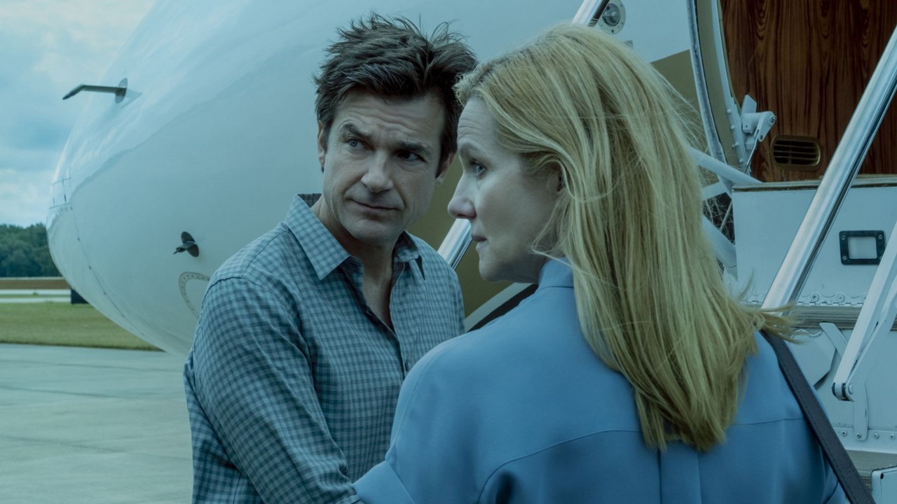 44 odcinki wciągającego thrillera na Netflixie. To trzymający w napięciu do samego końca serial kryminalny polecany przez niemal 90% widzów, źródło grafiki: Ozark, Bill Dubuque, Netflix, 2017.