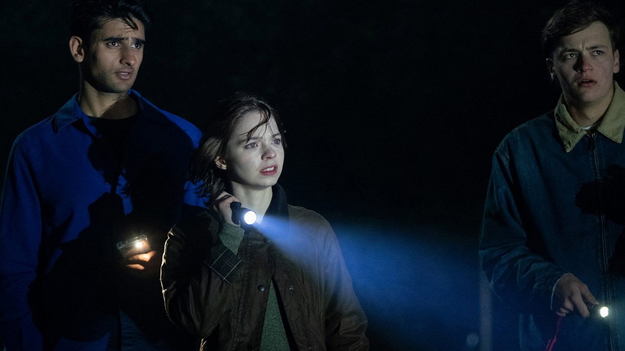 Ledwie wrócił na Netflixa z 2. sezonem, a już jest w top 5 listy przebojów. 6-odcinkowa kontynuacja hitowego serialu kryminalnego polecana przez niemal 100% widzów, źródło grafiki: Przewodnik po zbrodni według grzecznej dziewczynki, Dolly Wells, Netflix, 2026.