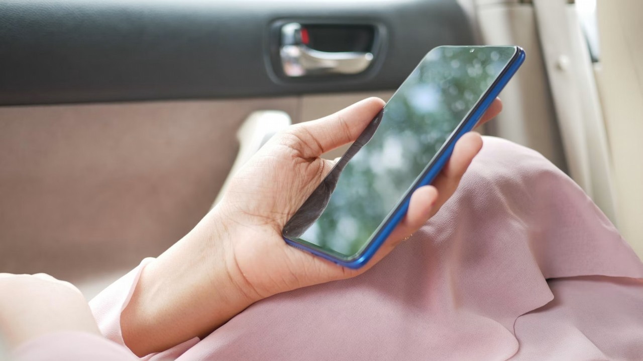 Fala upałów: dlaczego ten zły nawyk związany z telefonem może cię drogo kosztować, źródło grafiki: Towfiqu barbhuiya; Unsplash.com; 2021.