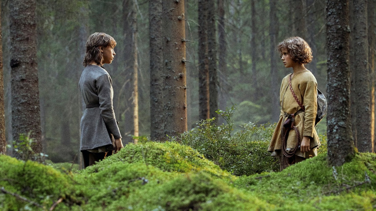Dziś na Netflix: serialowy remake jednego z najpopularniejszych filmów fantasy lat 80, źródło grafiki: Ronja, córka zbójnika, Hans Rosenfeldt, Netflix, 2024.