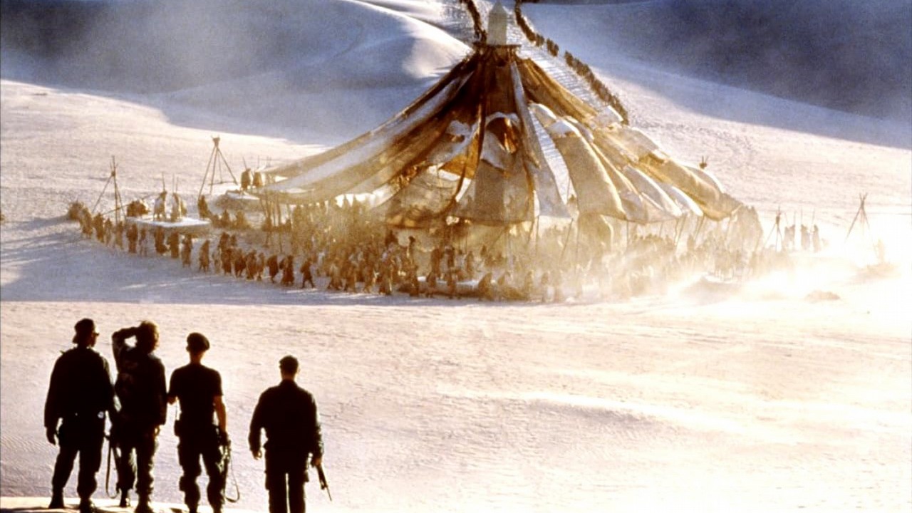 Od dziś na Prime Video obejrzysz film, który zapoczątkował jedną z największych serii science fiction, źródło grafiki: Gwiezdne wrota, Roland Emmerich, Centropolis Film Productions, 1994.
