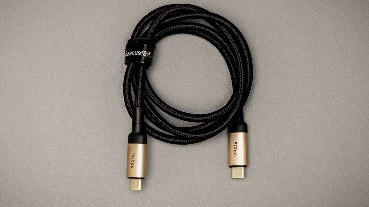 Koniec kabla USB-C w pudełku to nie tylko mniej elektrośmieci. To także więcej zakupowych pomyłek, źródło grafiki: Mika Baumeister; Unsplash.com; 2020.