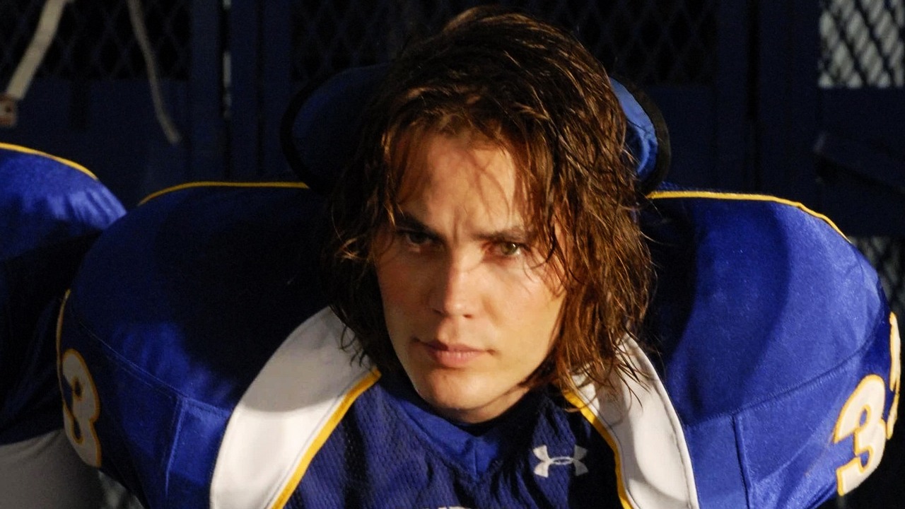 Po 6 latach nieobecności w streamingu na Prime Video trafi jeden z najlepszych seriali lat 2000., o którym wielu mogło już zapomnieć, źródło grafiki: Friday Night Lights, Peter Berg, NBC, 2006.
