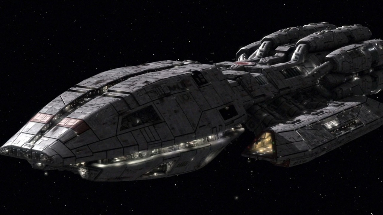 Wkrótce ze steamingu zniknie jeden z najlepszych seriali science fiction wszech czasów, źródło grafiki: Battlestar Galactica, Ronald D. Moore, Sci-Fi, 2004.
