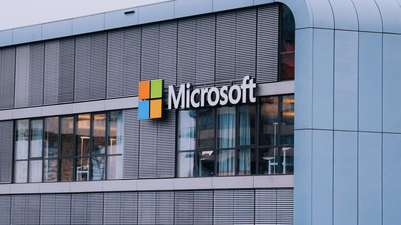 Microsoft chce „uzależnić ludzi” od swojego nowego asystenta opartego na sztucznej inteligencji, źródło grafiki: Salah Darwish; Unsplash.com; 2025.