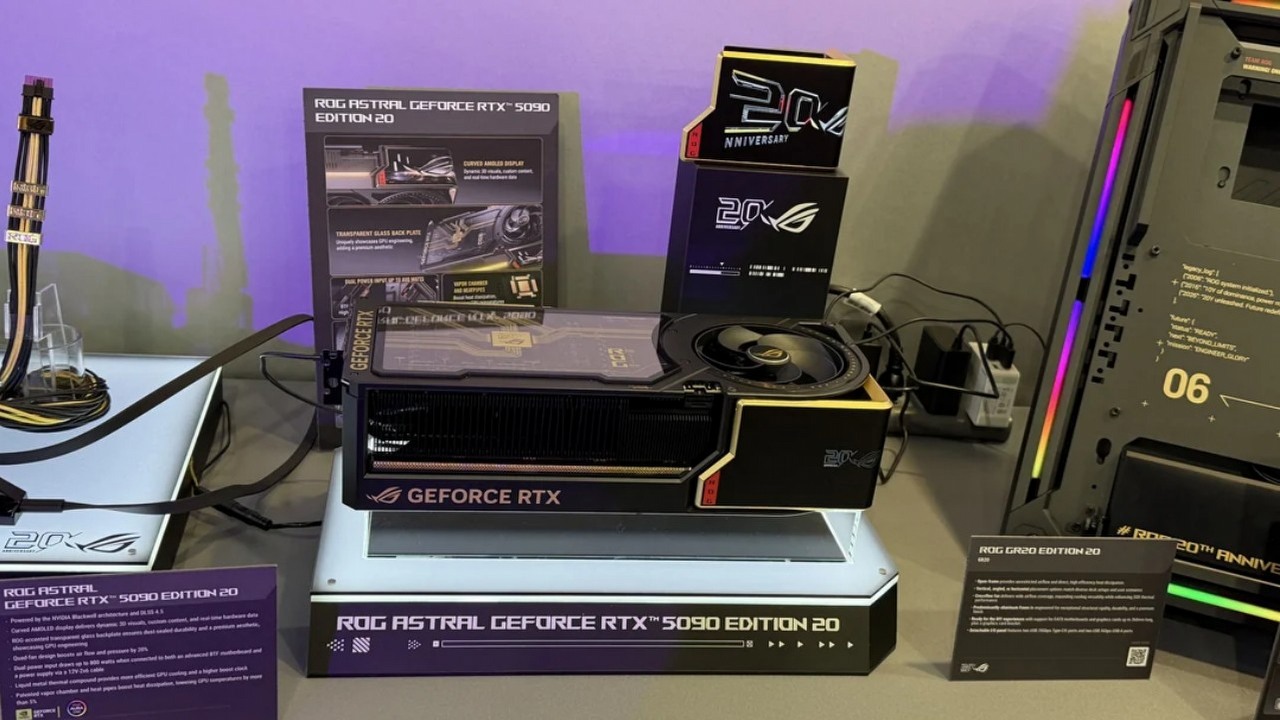RTX 5090 z własnym ekranem i poborem do 800 W brzmi jak żart, ale ASUS naprawdę pokazał takiego potwora, źródło grafiki: Reddit.