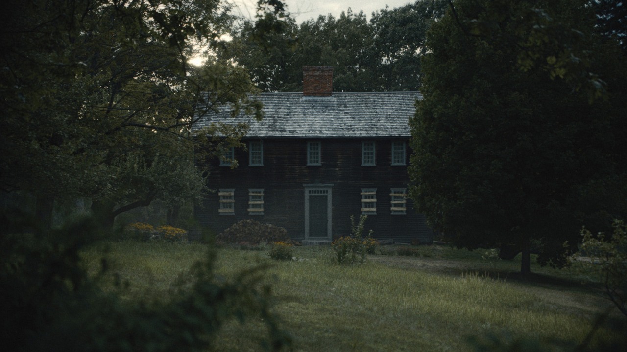 Ten horror z 97% na Rotten Tomatoes to według legendarnego reżysera jeden z najlepszych seriali w streamingu od lat, źródło grafiki: Wdowia zatoka, Katie Dippold, Apple TV, 2026.