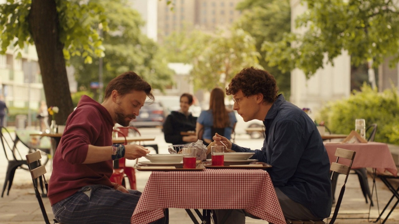 Nowy numer 1 na HBO Max. Nakręcona w Polsce oscarowa produkcja z hollywoodzkimi gwiazdami, źródło grafiki: Prawdziwy ból, Jesse Eisenberg, Topic Studios, 2024.