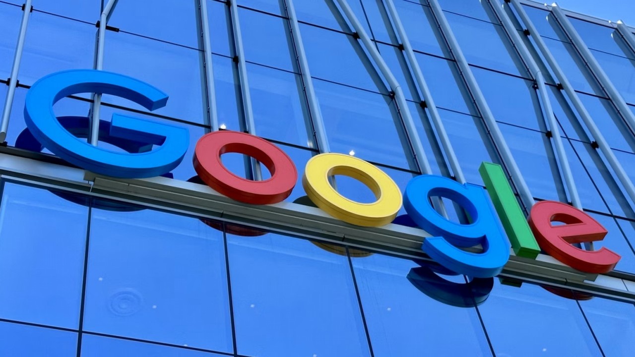 Google tnie etaty w działach cyberbezpieczeństwa, by według doniesień przerzucić „zaoszczędzone” pieniądze w rozwój AI, źródło grafiki: Adarsh Chauhan; Unsplash.com; 2023.