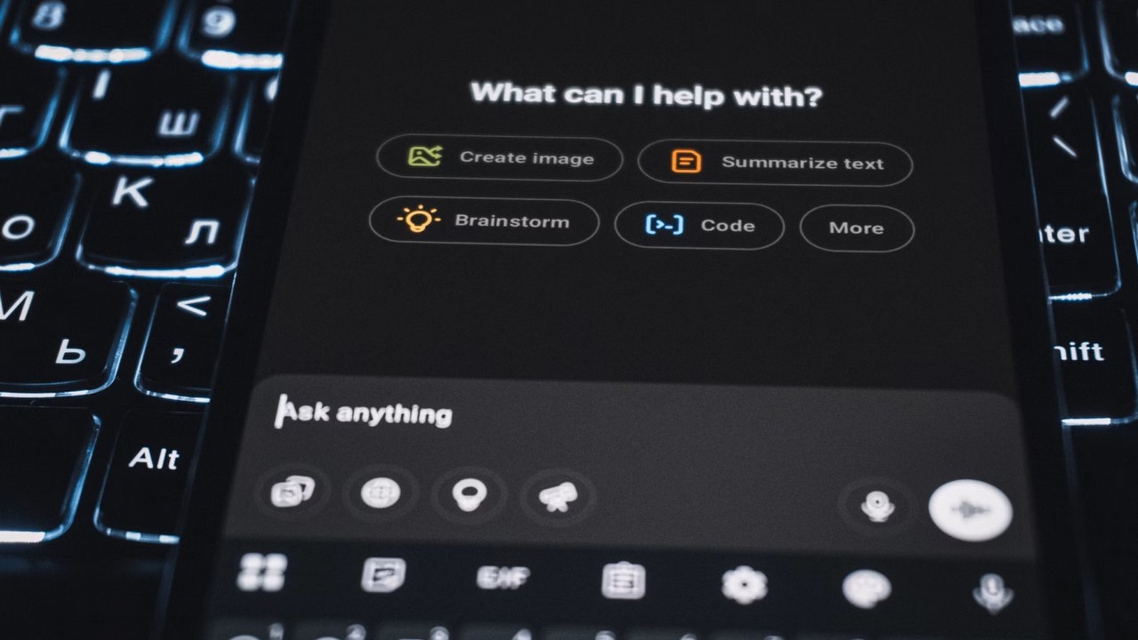 Koniec ChatGPT, jakiego znamy. OpenAI szykuje największą zmianę od 2022 roku, źródło grafiki: Zulfugar Karimov; Unsplash.com; 2025.