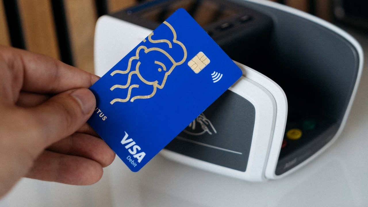 AI zrobi zakupy i zapłaci za użytkownika. VISA wchodzi do ChatGPT z własną siecią płatności, źródło grafiki: CardMapr.nl; Unsplash.com; 2023.