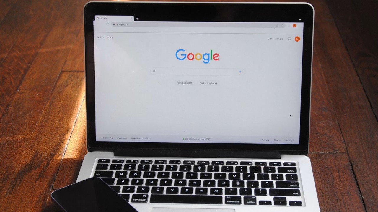Niemcy mówią „sprawdzam” wyszukiwarkom AI. Google może odpowiadać za wprowadzające w błąd podsumowania, źródło grafiki: sarah b; Unsplash.com; 2022.