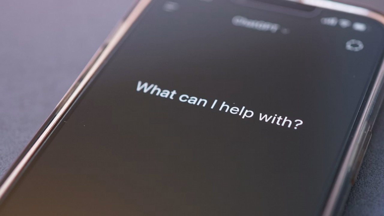 OpenAI banuje konta powiązane z Chinami. ChatGPT miał podsycać strach przed cenami prądu przez centra danych, źródło grafiki: Tim Witzdam; Unsplash.com; 2025.