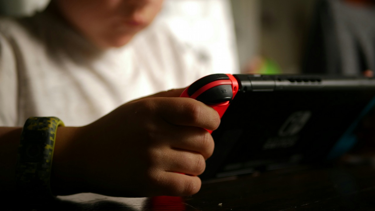 Psychologia mówi, że choć dziecięcy gaming wydaje się mniej czasochłonny, to w połączeniu z TikTokiem i YouTube może nieść poważne skutki, źródło grafiki: Unsplash / Tyler Lagalo.