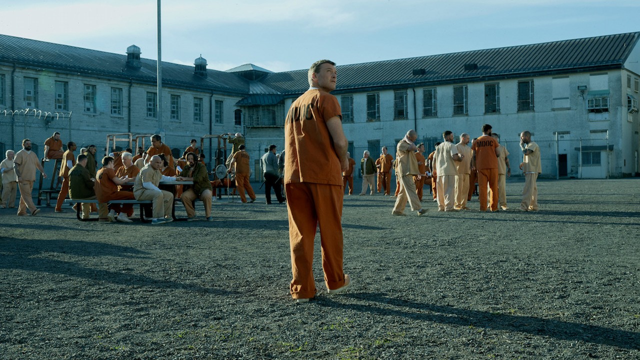 Natychmiastowy hit Netflixa: miniserialowy thriller, który szturmem zdobył szczyt rankingu oglądalności, źródło grafiki: Za wszelką cenę, Robert Hull, Netflix, 2026.