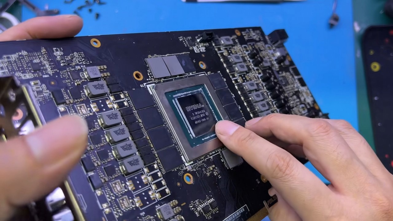 Podrabiane karty NVIDIA RTX 4090 wyglądają coraz bezczelniej. W środku może być plastik i złom, źródło grafiki: X: @unikoshardware / Bilibili.