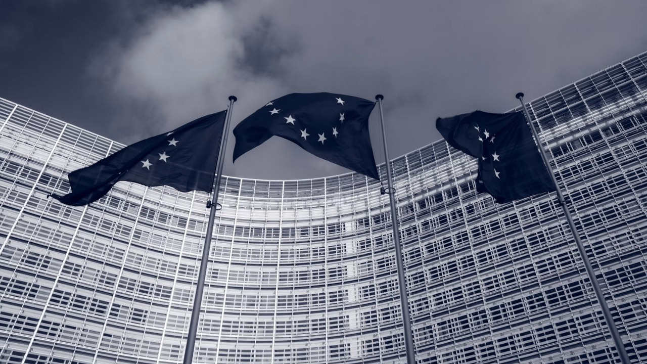 Europa ma wybrać między AI a klimatem. Branża centrów danych mówi wprost, że nie jesteśmy gotowi, źródło grafiki: Christian Lue; Unsplash.com; 2020.