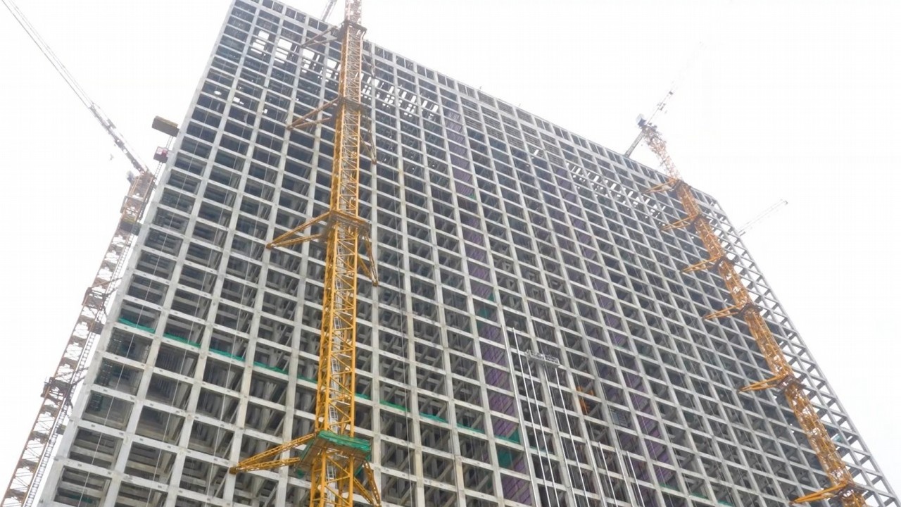 Zamienili lit na beton. 148-metrowa wieża w Chinach zasila sieć energią ze spadających 35-tonowych bloków, źródło grafiki: YouTube: bob and shumin; 2025.