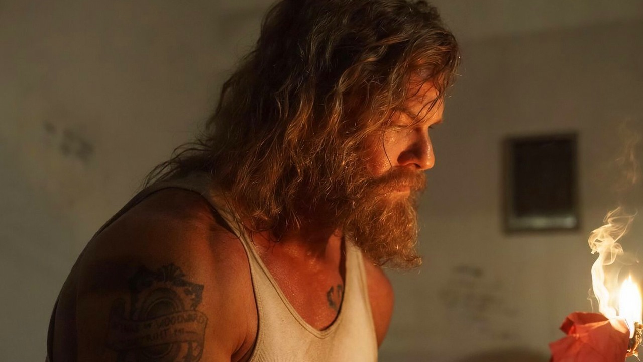 Przy tym Reacher to niewiniątko: Pierwszy pełny zwiastun bezwzględnego thrillera zemsty z Alanem Ritchsonem, źródło grafiki: Motor City, Potsy Ponciroli, Independent Film Company, 2025.