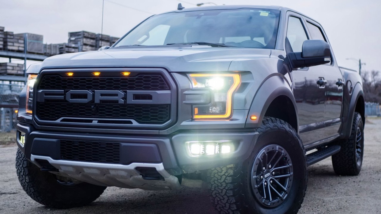 Ford zaufał automatyzacji, a potem wezwał 350 dawnych pracowników do naprawiania błędów, źródło grafiki: FourFour; Unsplash.com; 2020.