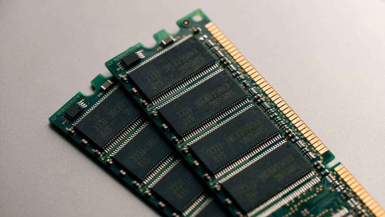 Pozew o zmowę cenową na rynku RAM. Samsung, Micron i SK Hynix oskarżeni o rynkową manipulację, źródło grafiki: Harrison Broadbent; Unsplash.com; 2019.