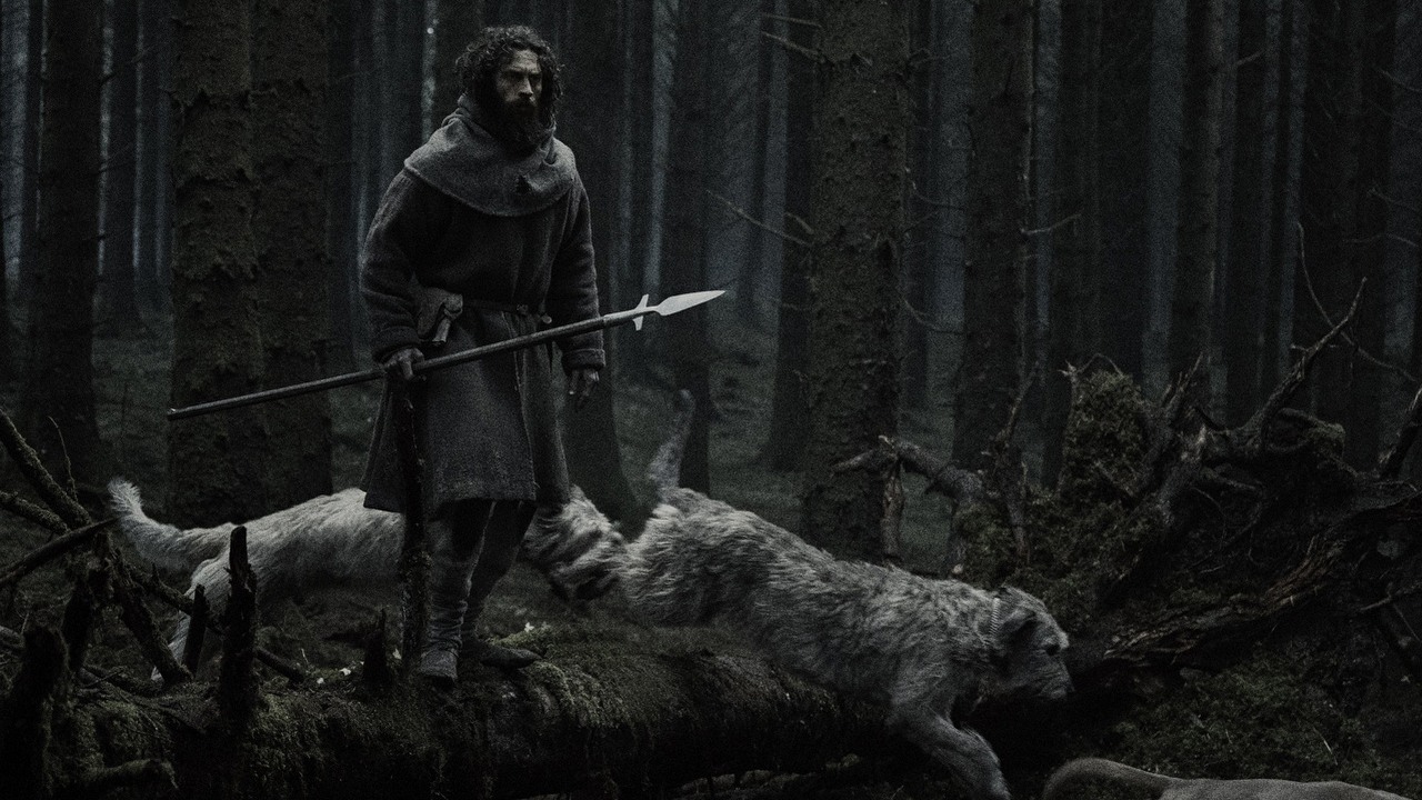 Robert Eggers chce odrzeć wilkołaka z hollywoodzkich klisz. Werwulf zapowiada brudny horror o klątwie i potępieniu, źródło grafiki: Rory Mulvey / Universal Pictures.