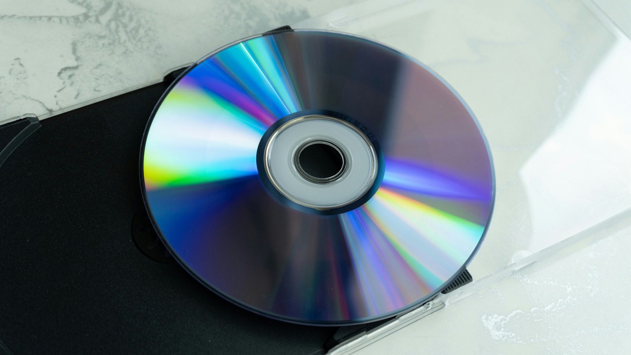 Decyzja Sony o końcu płyt zszokowała wielu, ale szerszy obraz cyfrowej rewolucji na przestrzeni ledwie kilku lat nie pozostawia złudzeń, źródło grafiki: Unsplash | Zulfugar Karimov.