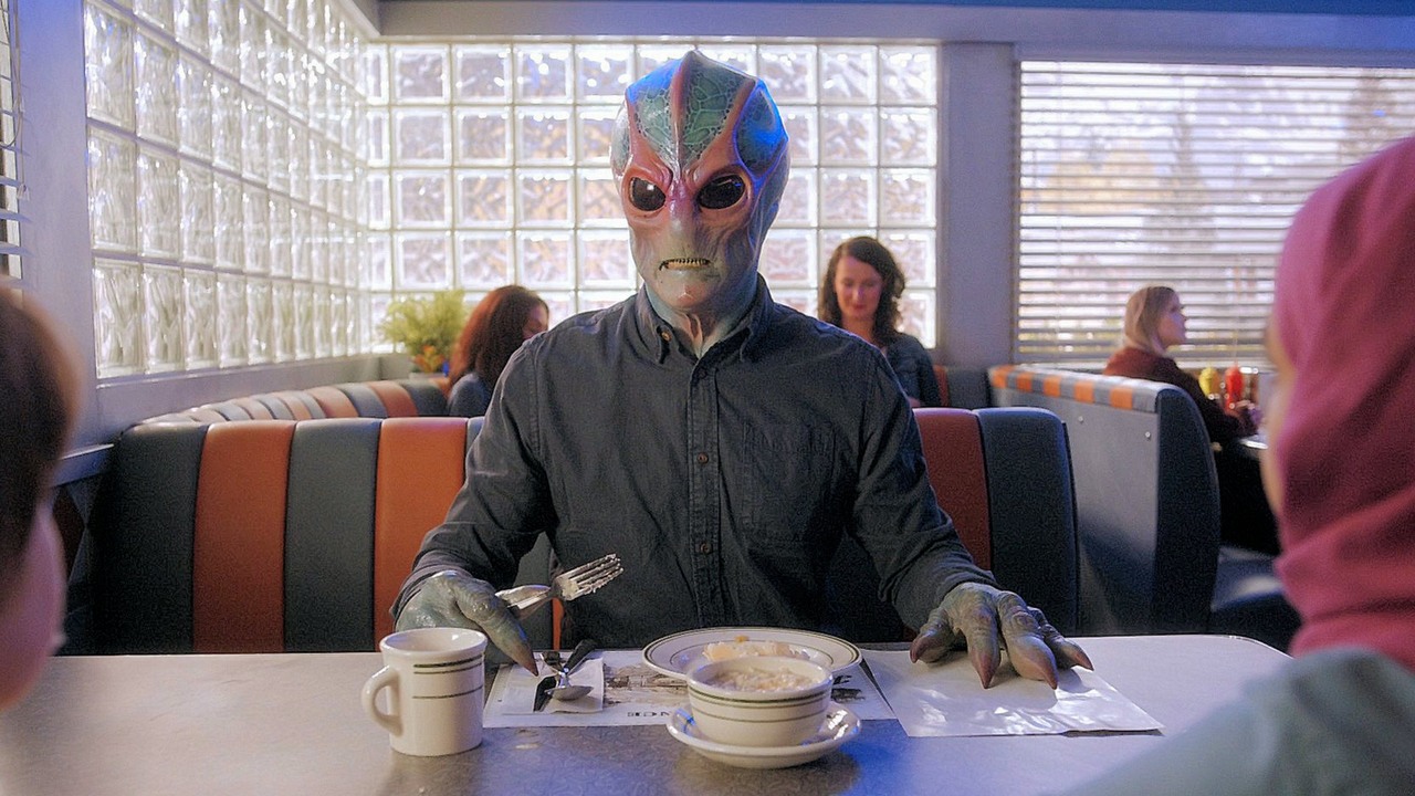 Ma 44 odcinki i aż 97% na Rotten Tomatoes. Na Netflix właśnie wpadła kontynuacja uwielbianego sci-fi idealnego na weekendowy maraton, źródło grafiki: Resident Alien, Chris Sheridan, SF, 2021.