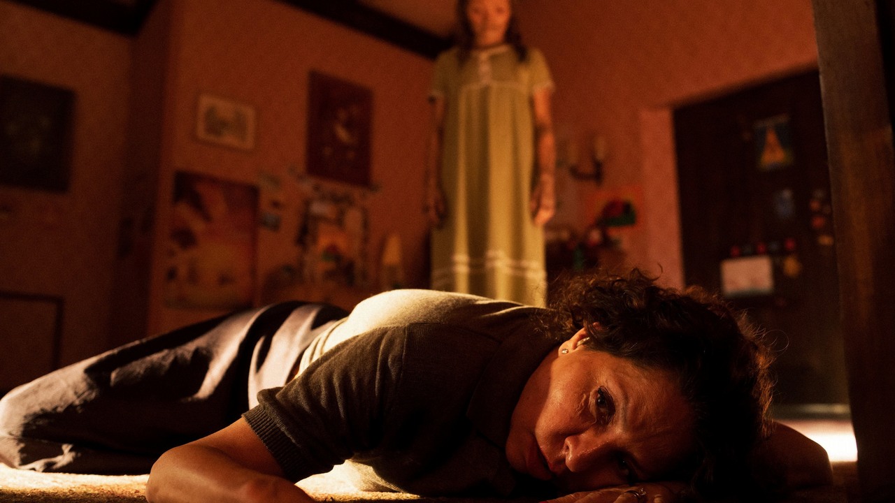 „Zgnił” na Rotten Tomatoes, ale jest hitem na HBO Max. Niecałe 3 miesiące po kinowej premierze tegoroczny „odrażający” horror pobija światowe top 10 platformy, źródło grafiki: Mumia Lee Cronina, Lee Cronin, Warner Bros., 2026.