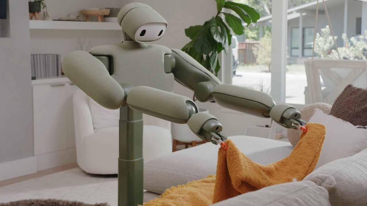 Robot za 8000 dolarów złoży ci pranie. Automatyzacja domu nadal najpierw rozwiązuje problemy ludzi z dużym budżetem, źródło grafiki: YouTube: Weave Robotics; 2026.