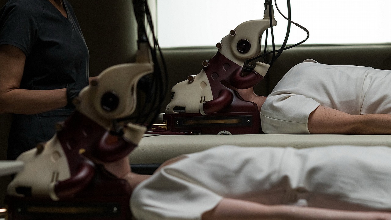 „Jeden z najlepszych horrorów dekady” podbija Prime Video. To polecany przez 94% krytyków „satysfakcjonujący" thriller sci-fi, źródło grafiki: Possessor, Brandon Cronenberg, Rhombus Media, 2020.