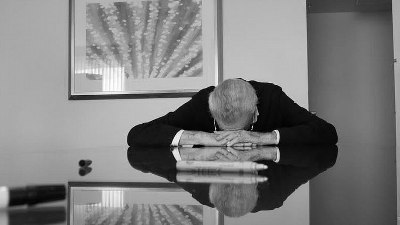 „Wycisnąć ostatniego centa”. Fani Marvela wstrząśnięci tym, jak wykorzystywano Stana Lee w ostatnich miesiącach jego życia, źródło grafiki: Stan Lee: The Final Chapter, Jonathan Bolerjack, Convrsly Productions, 2026.