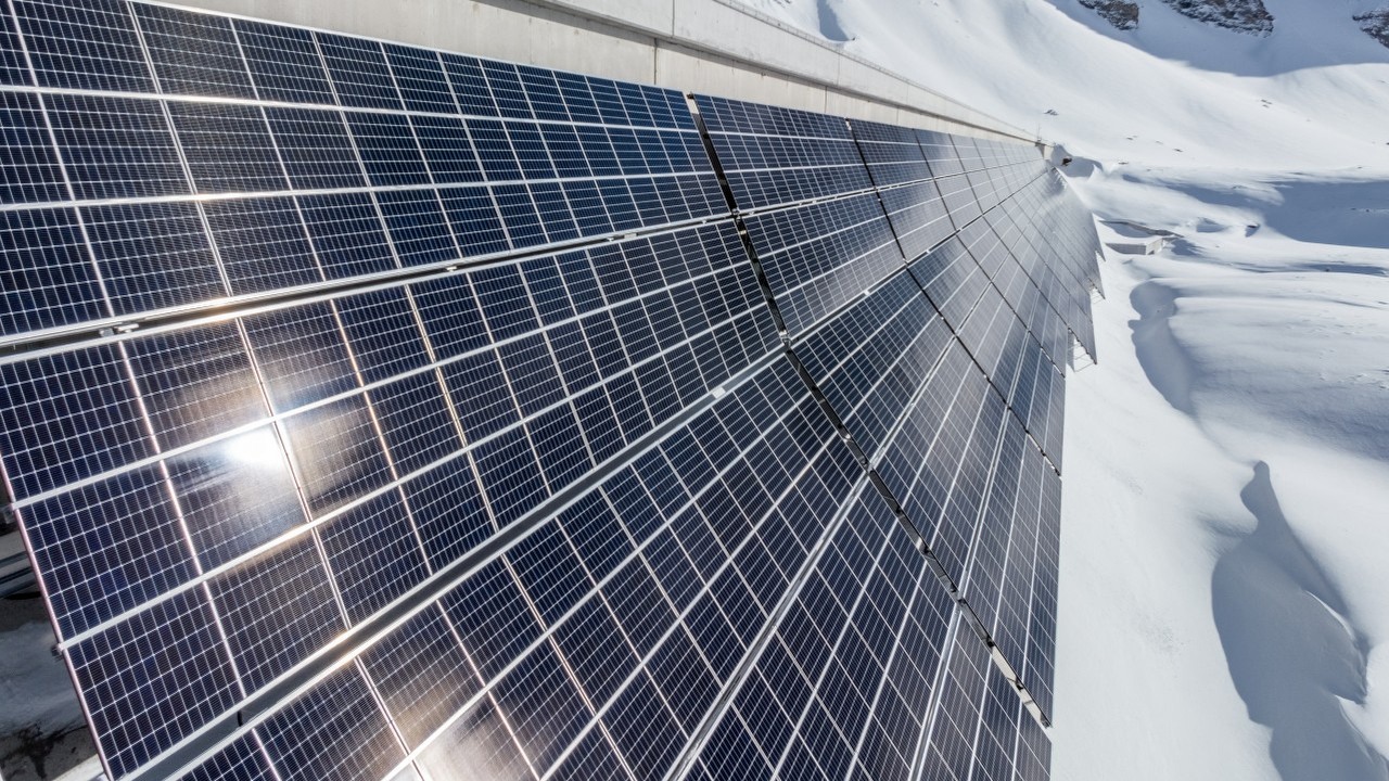 Szwajcarzy przykręcili 5000 paneli słonecznych do ściany zapory. Zimą wynik zaskoczył sceptyków, źródło grafiki: AlpinSolar.