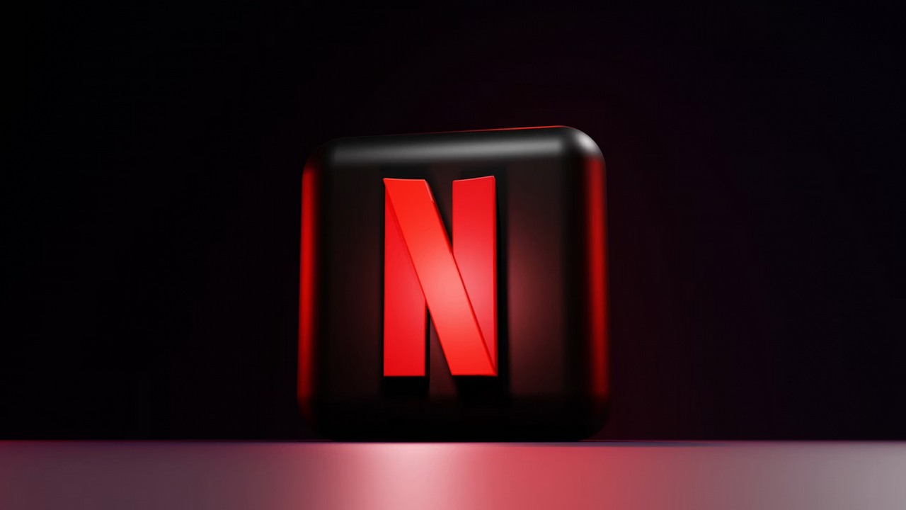 Jeden z najbardziej kultowych seriali wszech czasów powrócił na Netflixa. Ma 10 sezonów, 236 odcinków i wleciał do światowego top 10, źródło grafiki: Unsplash.com / BoliviaInteligente / 2022.