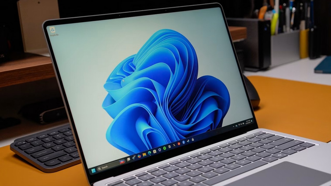 Windows 11 w końcu pozwala omijać aktualizacje: legalnie i w nieskończoność. Naprawiono też nawet 570 błędów, źródło grafiki: Daniel Romero; Unsplash.com; 2025.