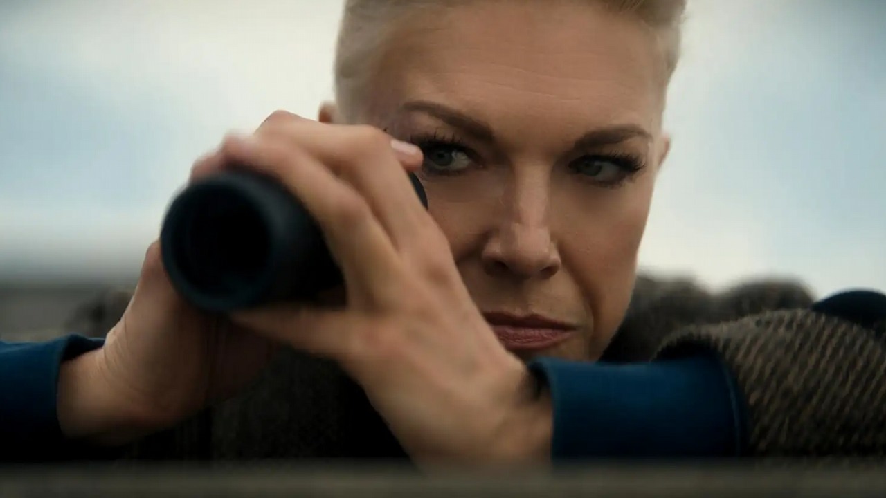 Ma 8 odcinków i aż 95% na Rotten Tomatoes. Kryminalna nowość Prime Video już jeden dzień po premierze wjechała do top 3, źródło grafiki: Kumpele na zabój, Tessa Coates, Prime Video, 2026.