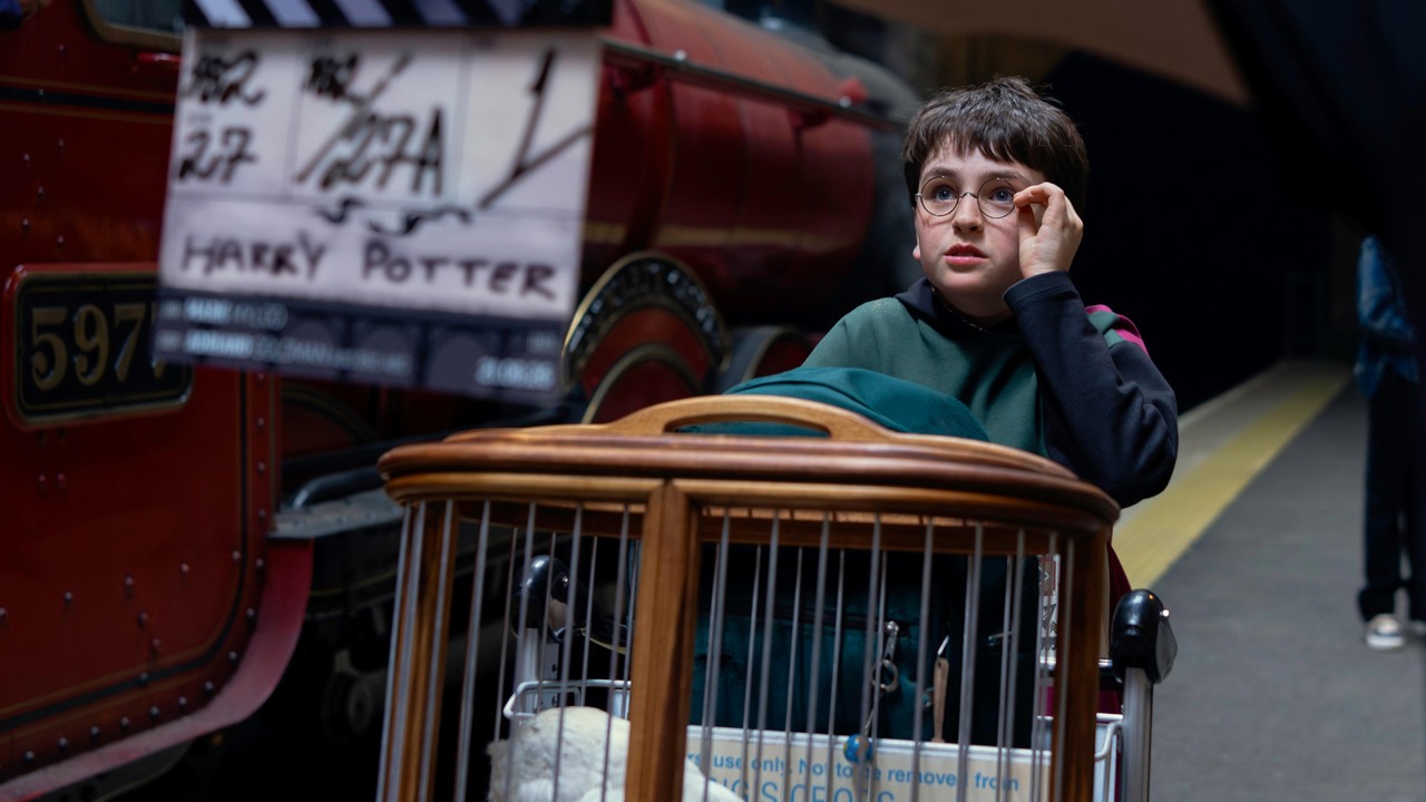 Praca na planie serialu Harry Potter jest „brutalna”. Ekipa jest zmuszona do pośpiechu, mimo że „im szybsze tempo, tym bardziej cierpi na tym jakość”, źródło grafiki: Harry Potter i Kamień Filozoficzny, Francesca Gardiner, HBO, 2026.