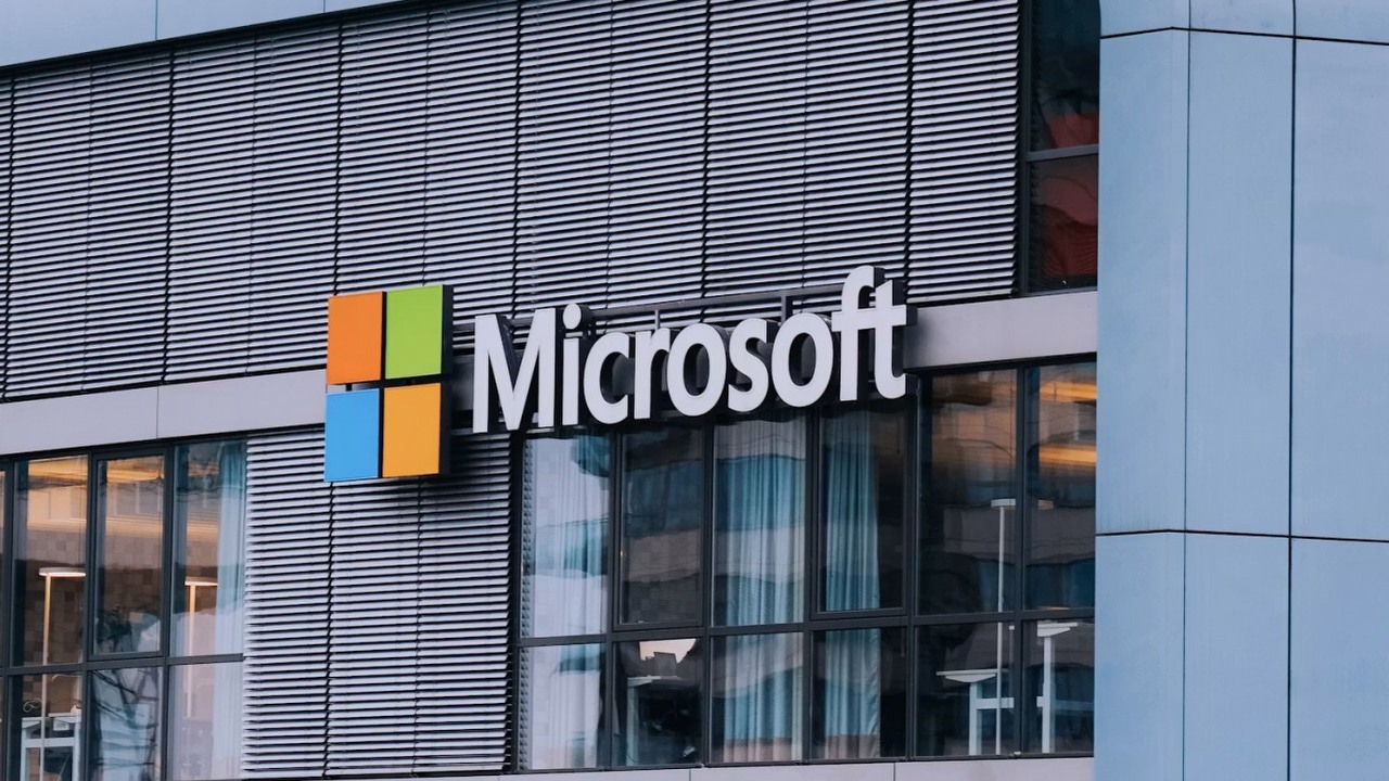 Windows wkracza w nową erę zabezpieczeń. Microsoft znalazł sposób na tańszą i skuteczniejszą ochronę firm dzięki AI, źródło grafiki: ?Salah Darwish; Unsplash.com; 2025.