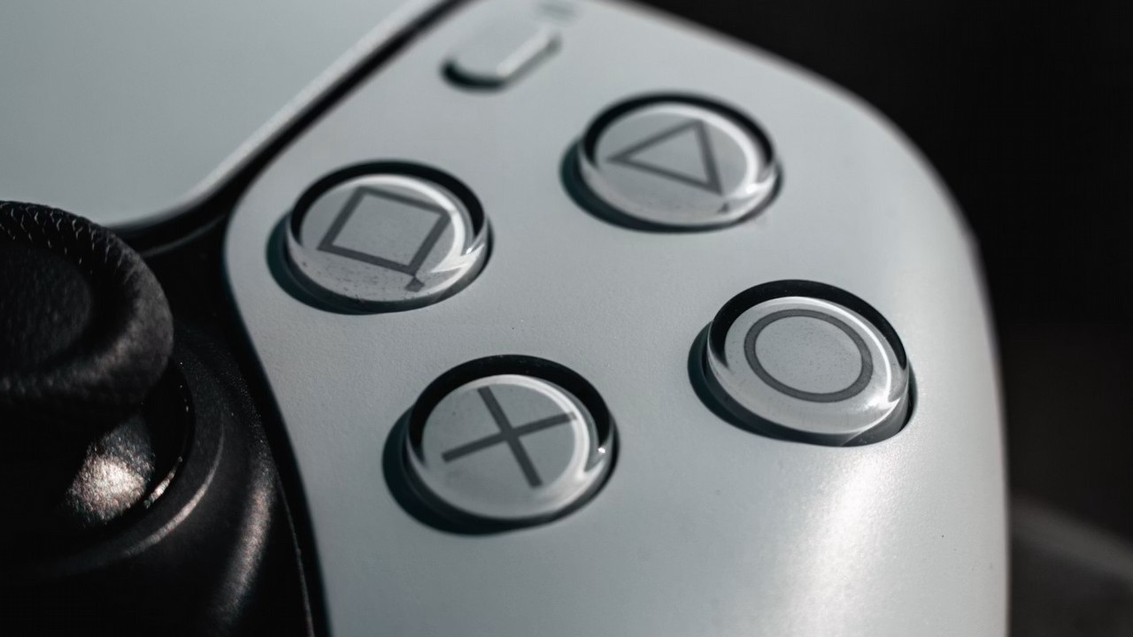 Jeśli Sony i Xbox nie zmienią taktyki, gracze sami rozwiążą problem. Weteran branży zapowiada masową ucieczkę na PC, źródło grafiki: Marcel Strauß; Unsplash.com; 2021.