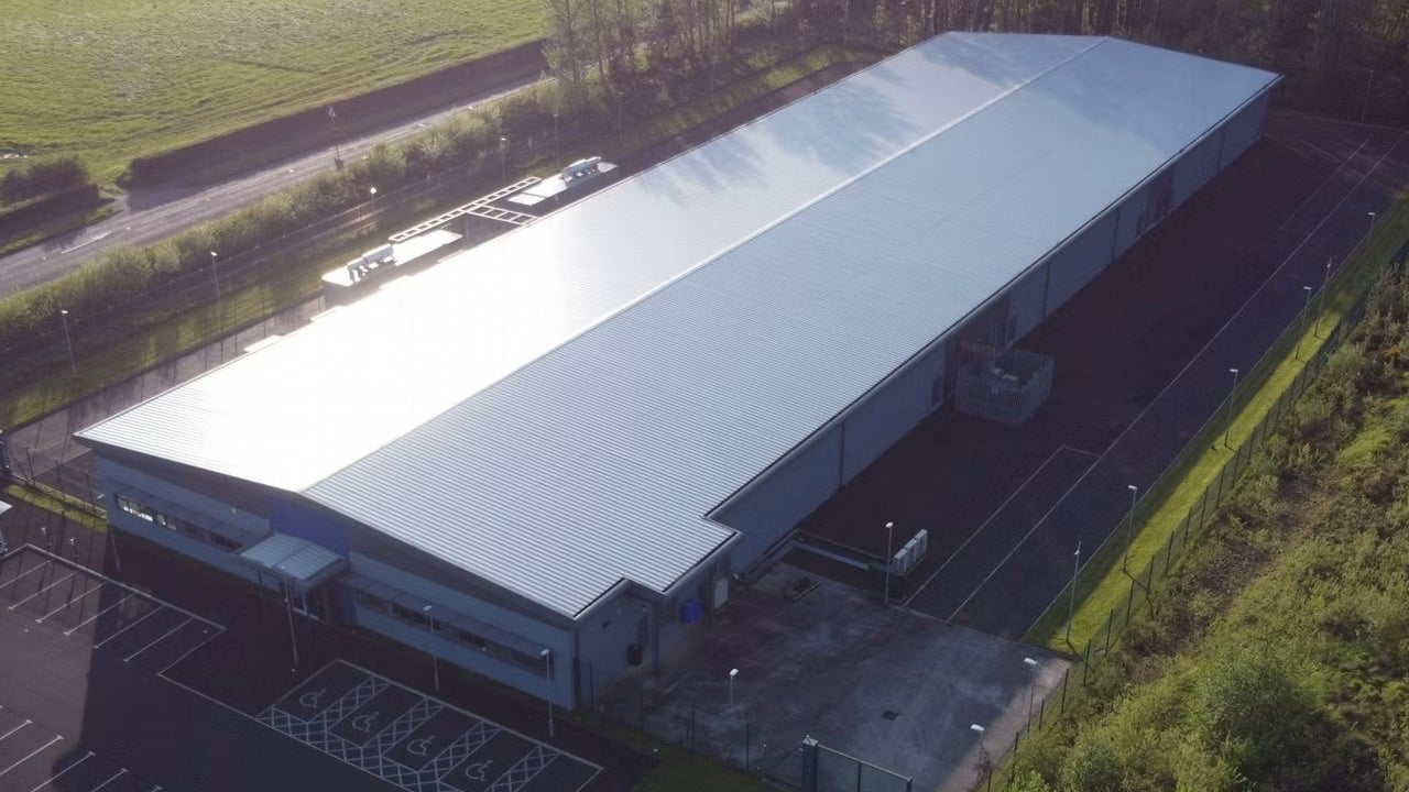 Aż 70% obywateli mówi „nie”, ale rząd USA i tak ma potężną broń. Nowy raport obnaża kulisy budowy centrów danych AI, źródło grafiki: Geoffrey Moffett; Unsplash.com; 2024.