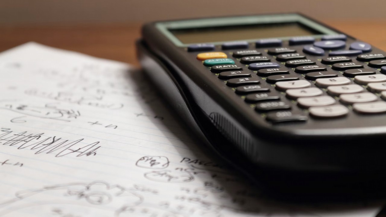 W niedzielne popołudnie sztuczna inteligencja rozwiązała problem, który dręczył matematyków od 1939 roku, źródło grafiki: Aaron Lefler; Unsplash.com; 2022.
