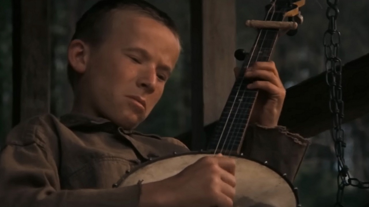 54 lata temu ten chłopiec wykorzystał magię kina, aby grać na banjo jedną ręką i wystąpił w jednej z najbardziej legendarnych scen, źródło grafiki: Uwolnienie, John Boorman, Warner Bros., 1972.