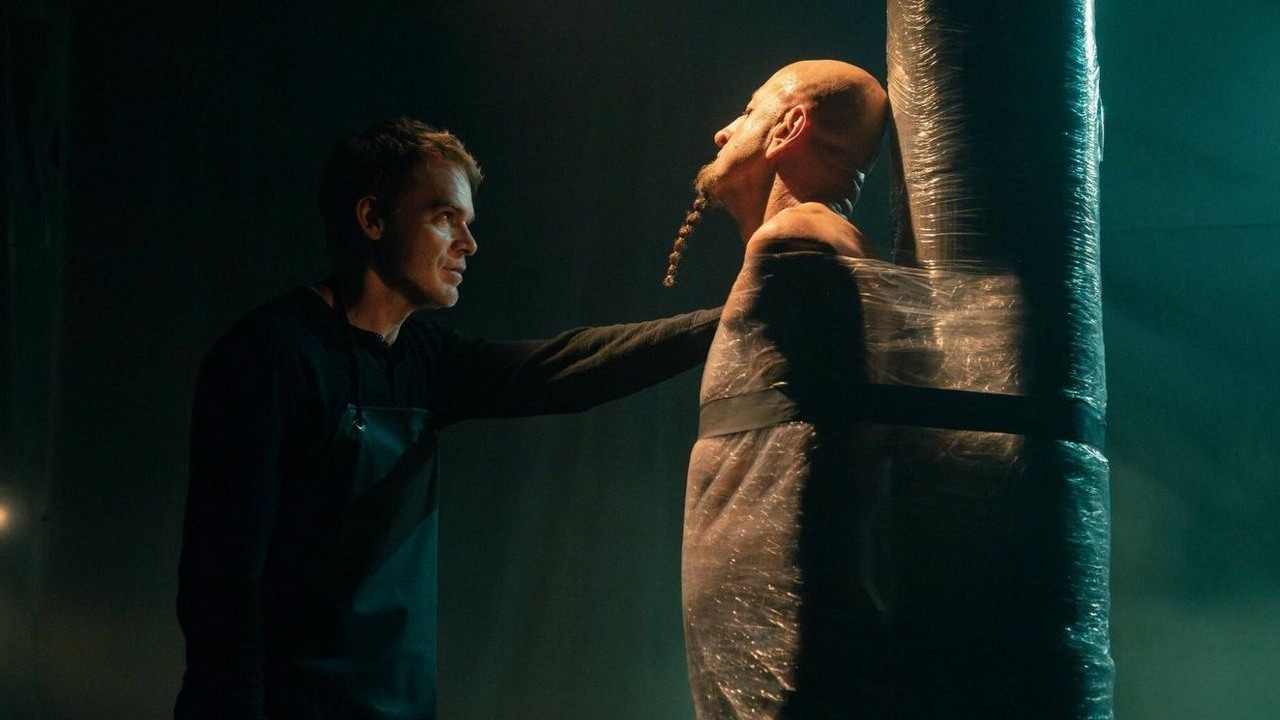 Jeden z najlepszych seriali kryminalnych ostatnich lat wróci jeszcze w tym roku. Hit z 95% na Rotten Tomatoes zaskoczy fanów mroczną kontynuacją, źródło grafiki: Dexter: Zmartwychwstanie, Clyde Phillips, SkyShowtime, 2026.
