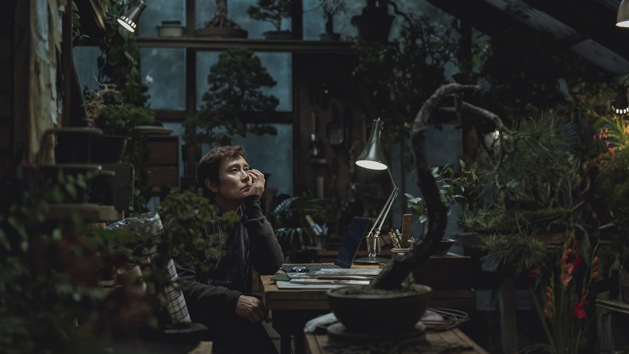 Arcydzieło” z 97% na Rotten Tomatoes wjechało na HBO Max. „Genialny” thriller może być największym hitem serwisu tego weekendu, źródło grafiki: Bez wyjścia, Park Chan-wook, 2025.
