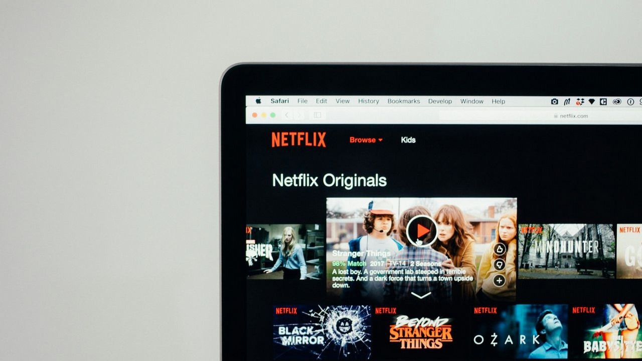 W tym tygodniu na Netflix wracają aż 2 hity. Jeden z największych polskich przebojów giganta i kontynuacja polecanej przez 90% widzów historii, źródło grafiki: Charlesdeluvio / 2017 / unsplash.com.