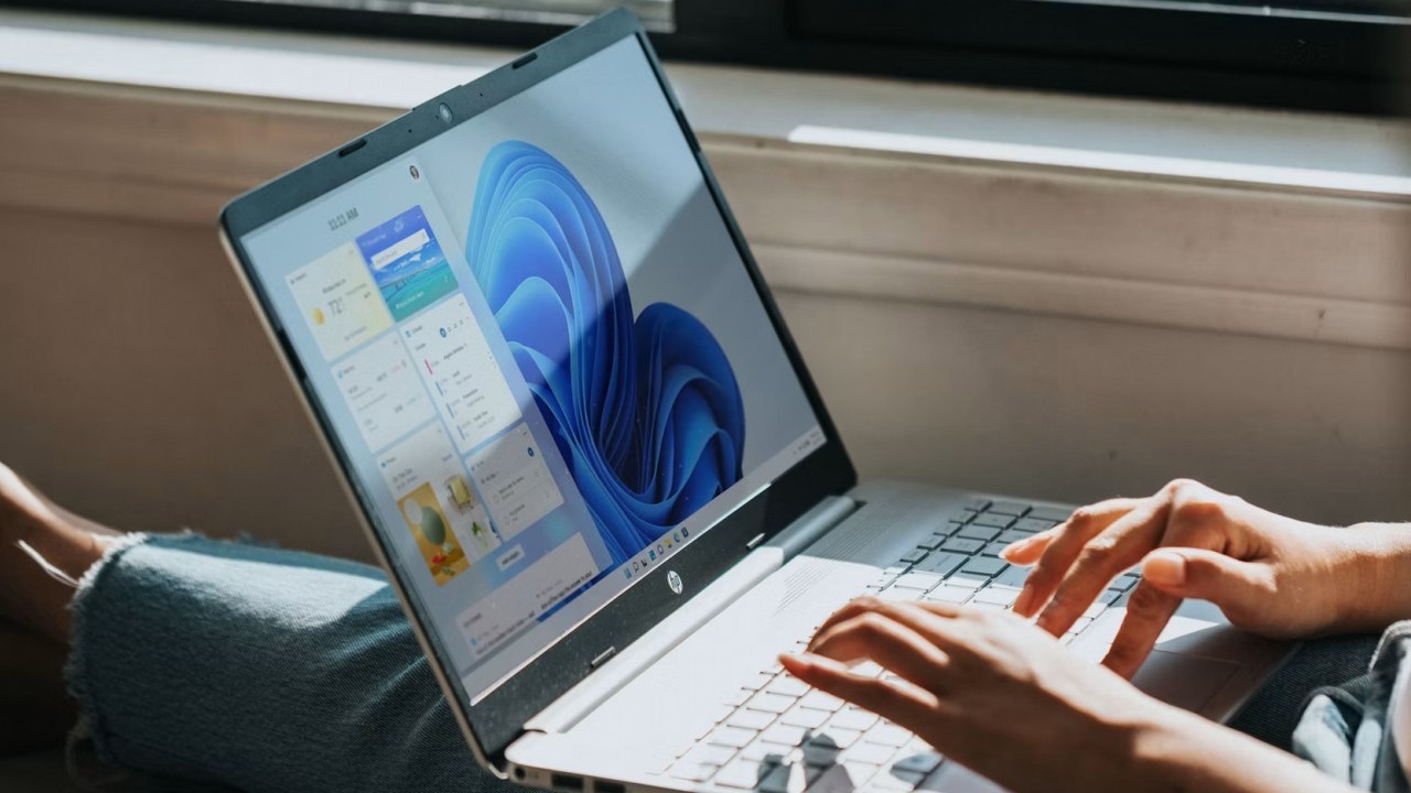Windows 11 ma wreszcie schudnąć, żeby komputery z 8 GB RAM nie dusiły się w czasach drogiej pamięci, źródło grafiki: Windows; Unsplash.com; 2021.