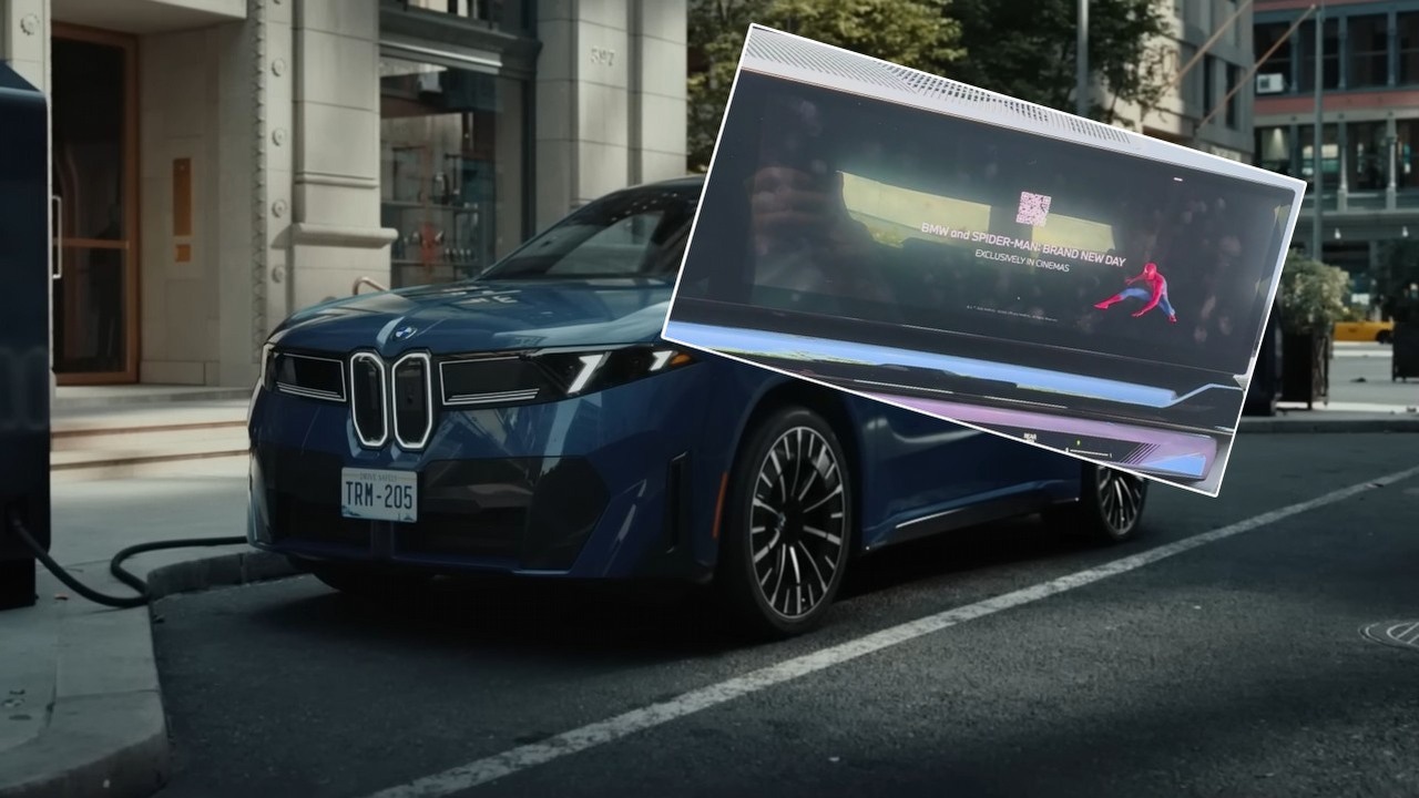 BMW umieszcza reklamy na desce rozdzielczej, mimo że wcześniej obiecało, że nigdy tego nie zrobi, źródło grafiki: YouTube: BMW; 2026 / Reddit.