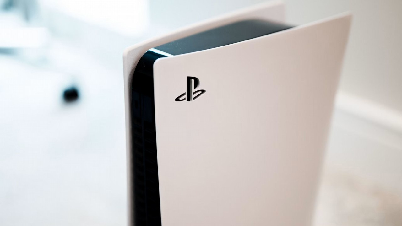 Kupujesz PS5 z napędem? Sony już na pudełku przypomina, że nowe gry na płytach mają datę końca, źródło grafiki: Charles Sims; Unsplash.com; 2020.